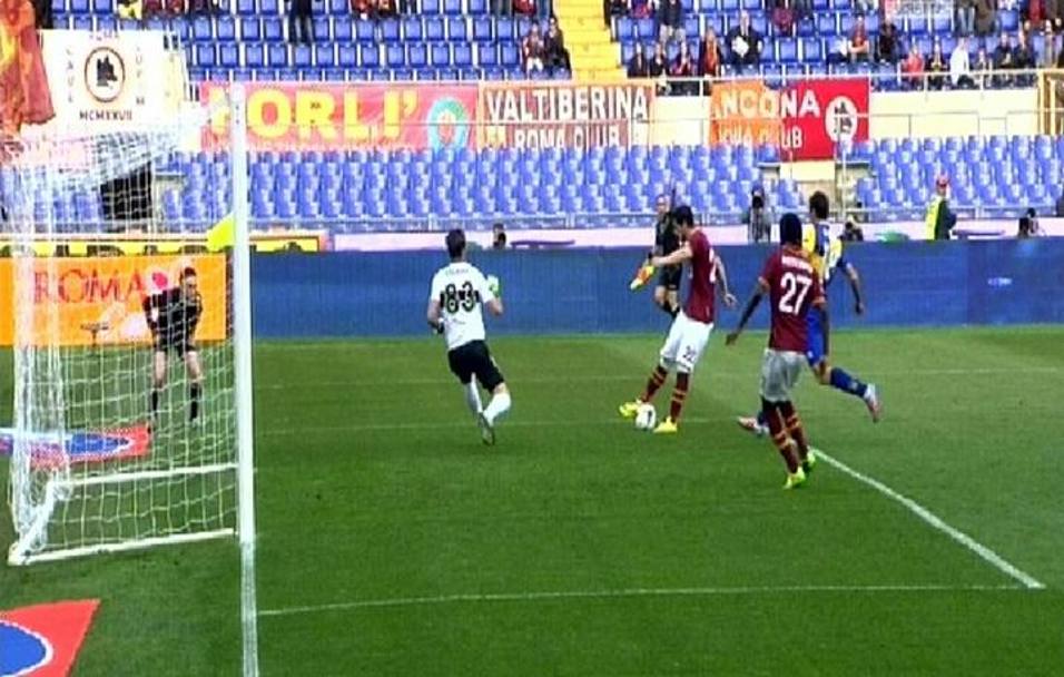 La Roma sblocca la gara alla prima occasione da gol: quando Destro calcia, Gervinho sembra dietro alla linea della palla. Ansa